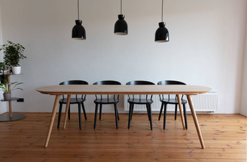 Stůl CONTRAST CLOSE pro 10 osob, masivní jasan